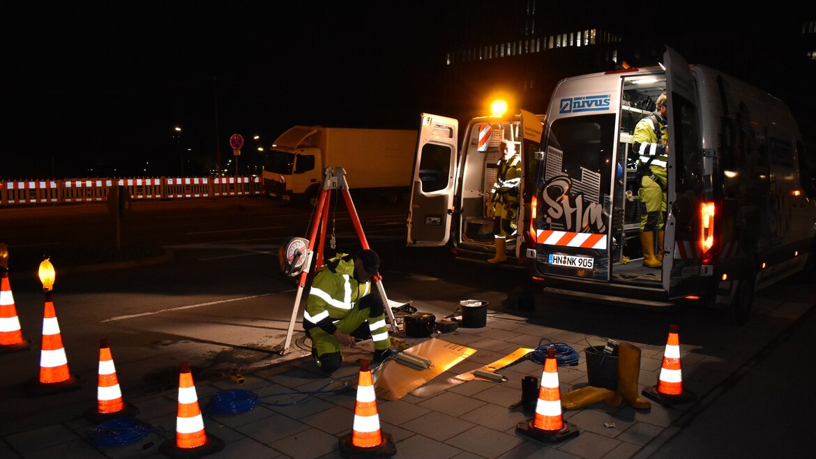 Safely closed off to traffic: Two NIVUS technicians prepare the sensor Installation