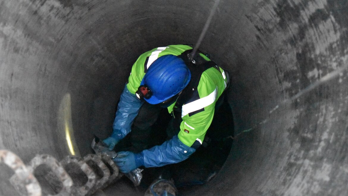 Niederschlag-Abfluss-Schmutzfracht-Kampagne Precipitation-discharge-pollution load campaign: equipping a measuring point in the Munich sewer network