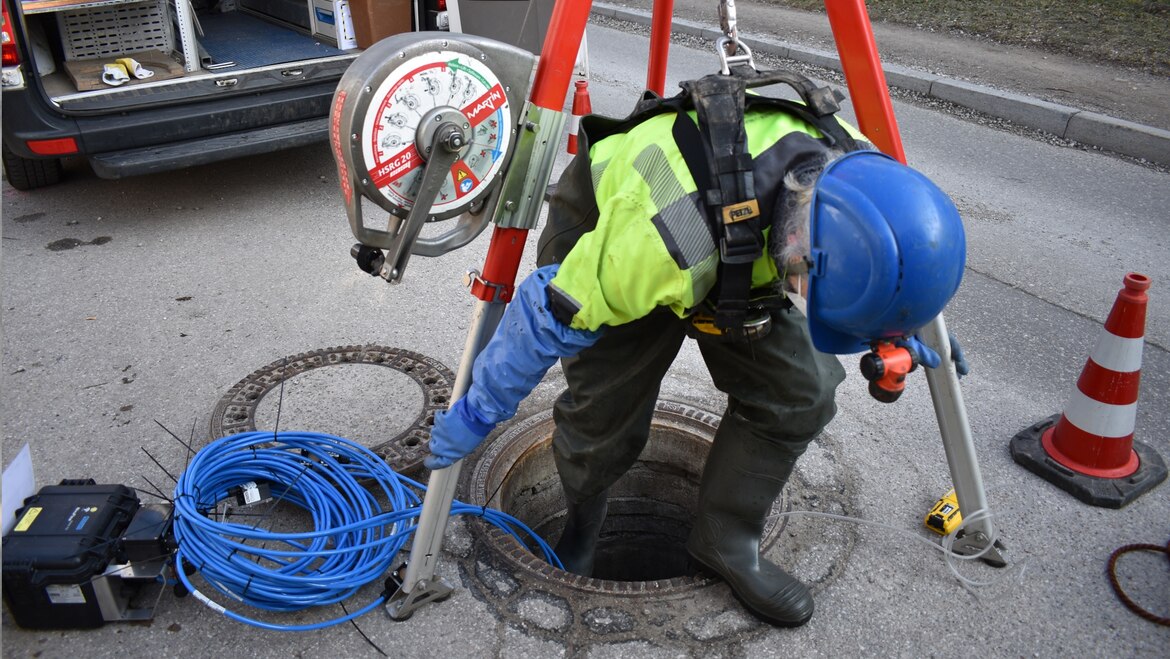 Erfahrenes Team für den Einbau der Messtechnik Experienced specialists in the NIVUS team: Descent of a measurement technology expert for the installation of the technology in the duct