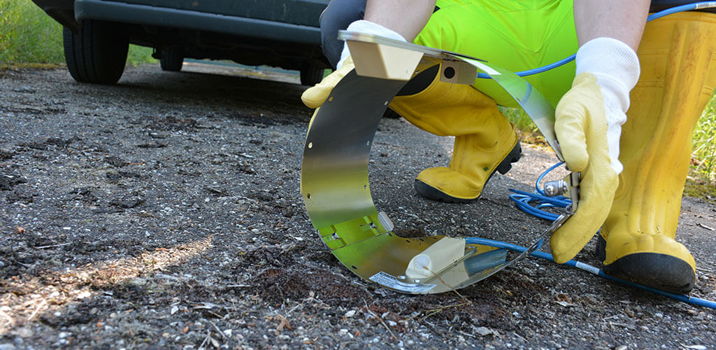 NIVUS RMS (Rohrmontagesystem) in den Händen eines Service-Technikers mit montiertem DSM und CSM Keilsensor